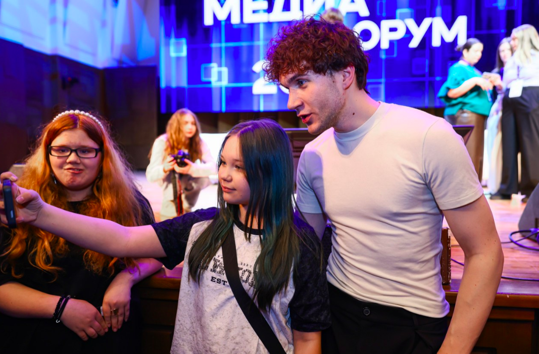 Фото Толпа школьников устроила ажиотаж на селфи и автограф с блогером Андреем Савочкиным в Новосибирске 3